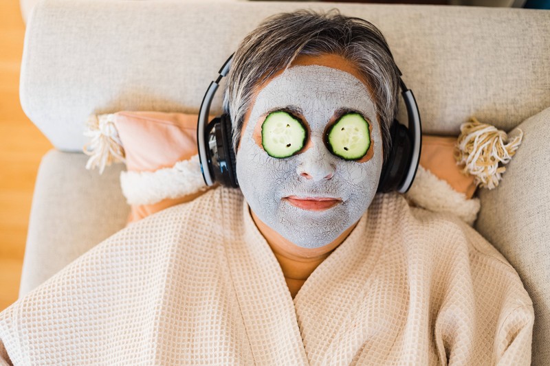 Frauen legen sich mit einer Maske auch gerne mal auf die Couch.