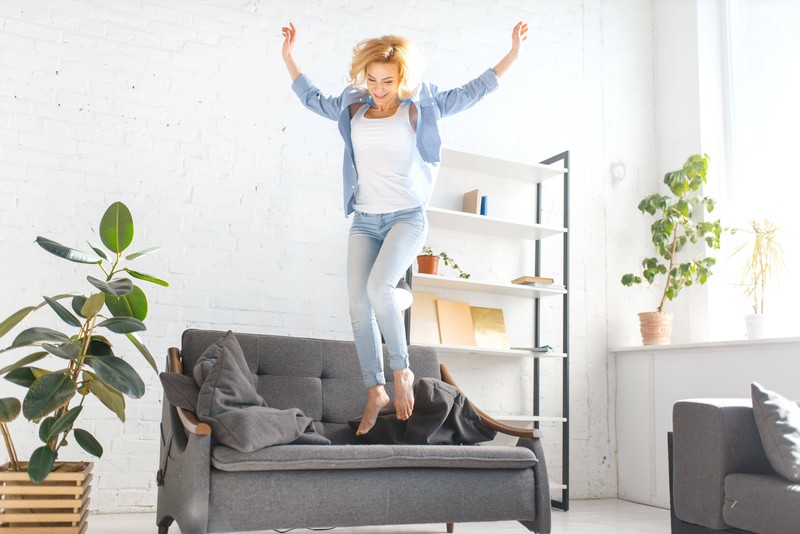 Frauen machen allerlei wenn sie ungestört auf der Couch sind.