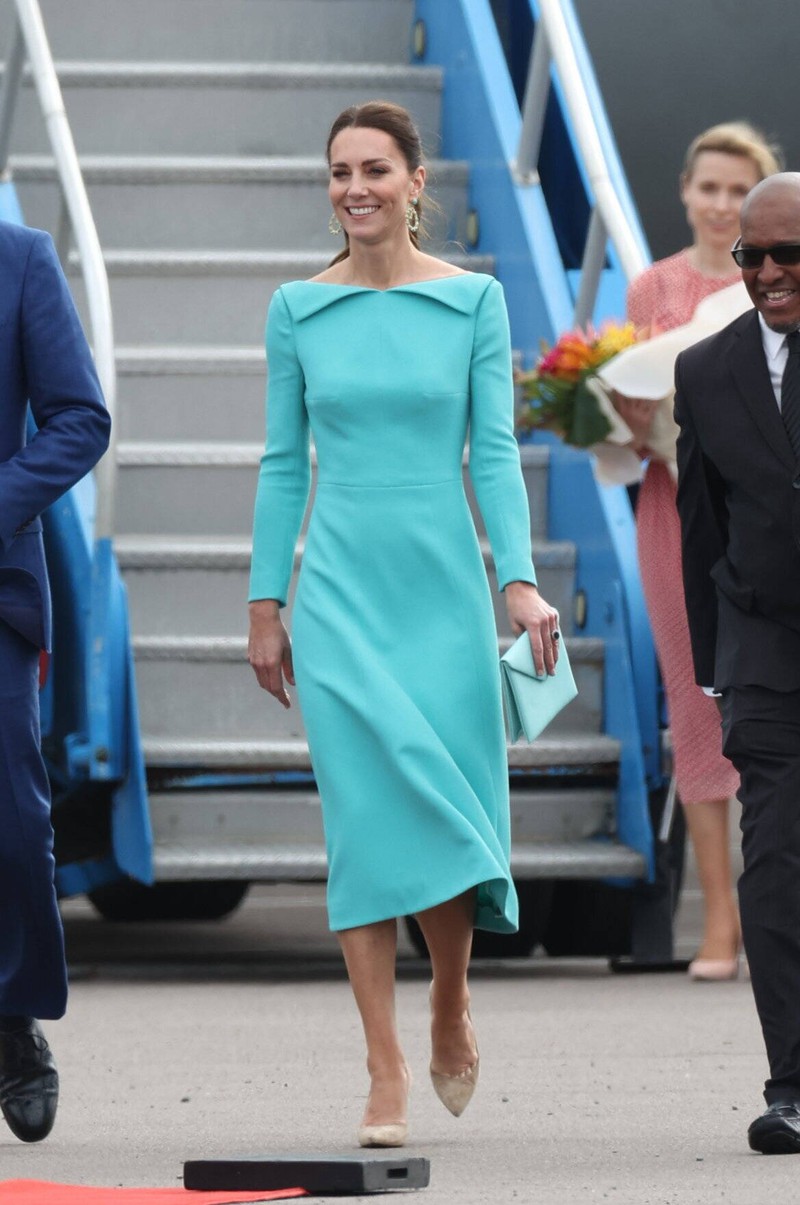 Kate Middleton wählt für ihren Besuch in den Bahamas ein Kleid in Türkis.