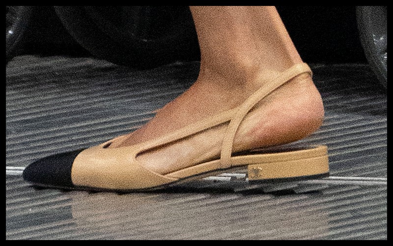 Meghan Markle trägt oft zu große Schuhe als Styling Trick um bei langen Auftritten Blasen und Druckstellen durch geschwollene Füße zu vermeiden.