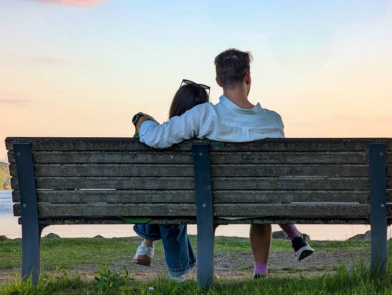 Männer freuen sich am meisten über Komplimente die ehrlich, konkret und emotional bedeutungsvoll sind.