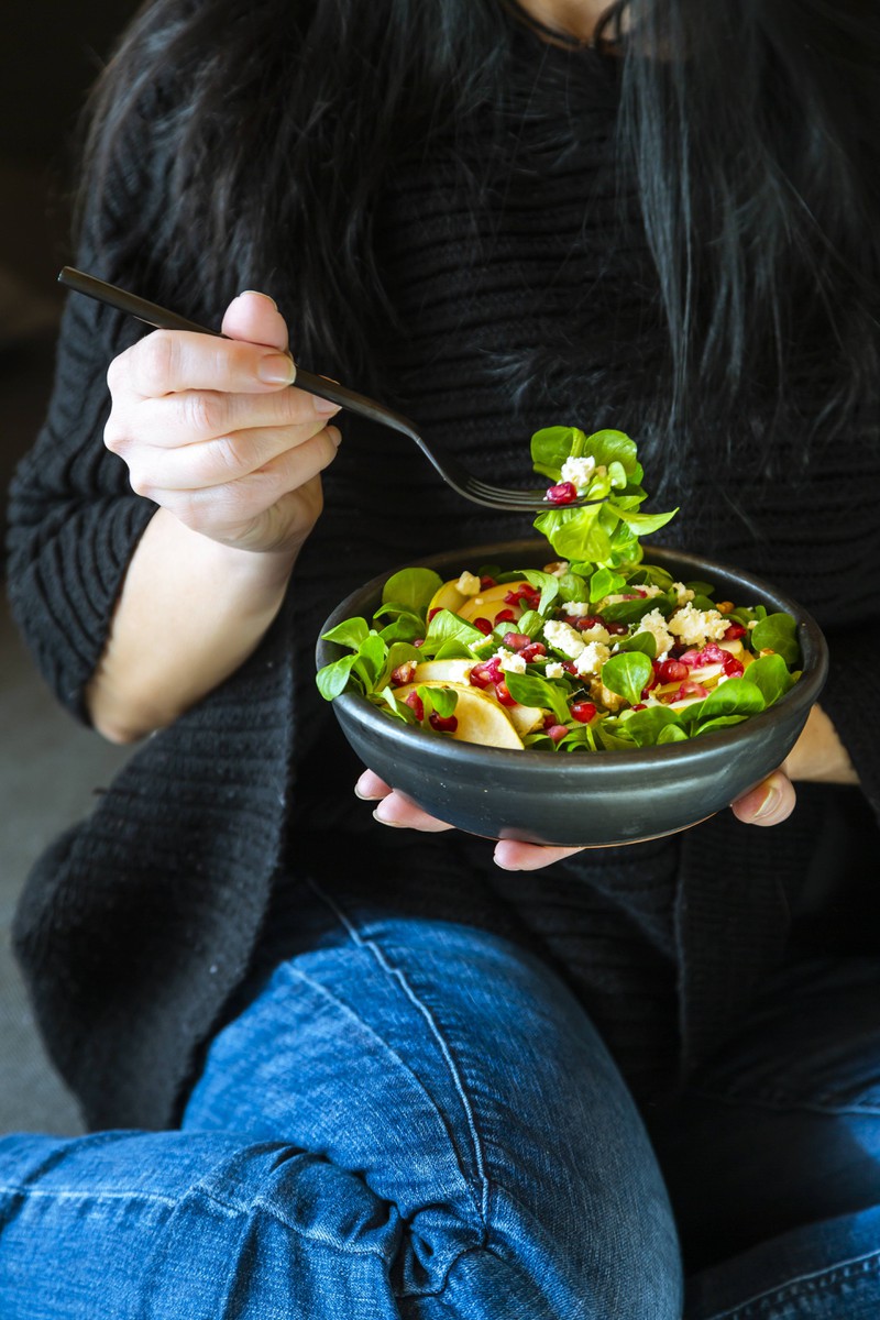 Man sieht eine Frau, die während der Fastentage nur 500 kcal zu sich nehmen