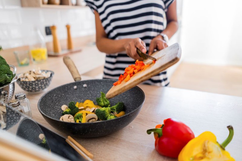 Man sieht eine Frau, die sich an den ,,Nicht" Fasten Tagen trotzdem gesund ernährt