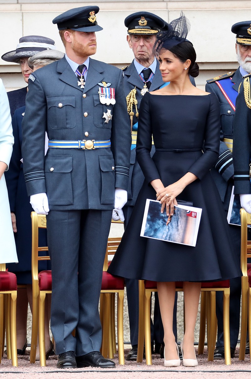 Vor seinem Rücktritt hat Prinz Harry seine königliche Militäruniform mit Stolz auf öffentlichen Paraden getragen