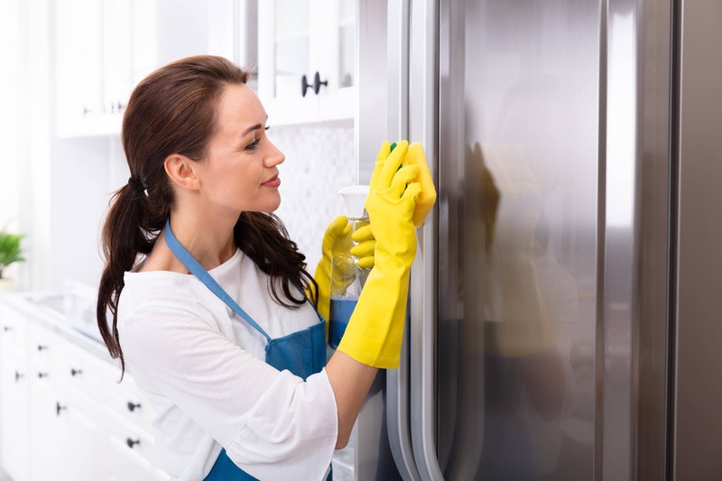 Die meisten Menschen reinigen ihren Kühlschrank viel zu selten.