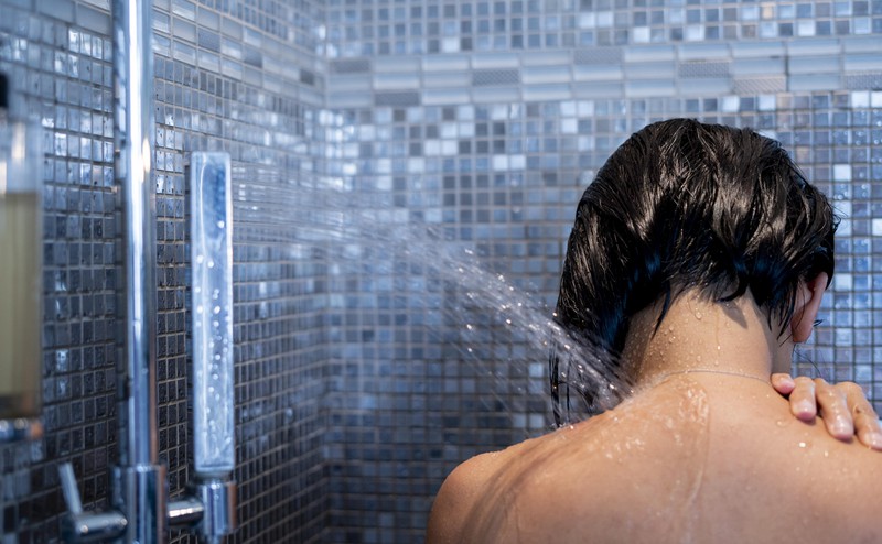 Es ist einfach, den Rasierer nach der Dusche direkt in der Dusche zu lagern - aber gefährlich