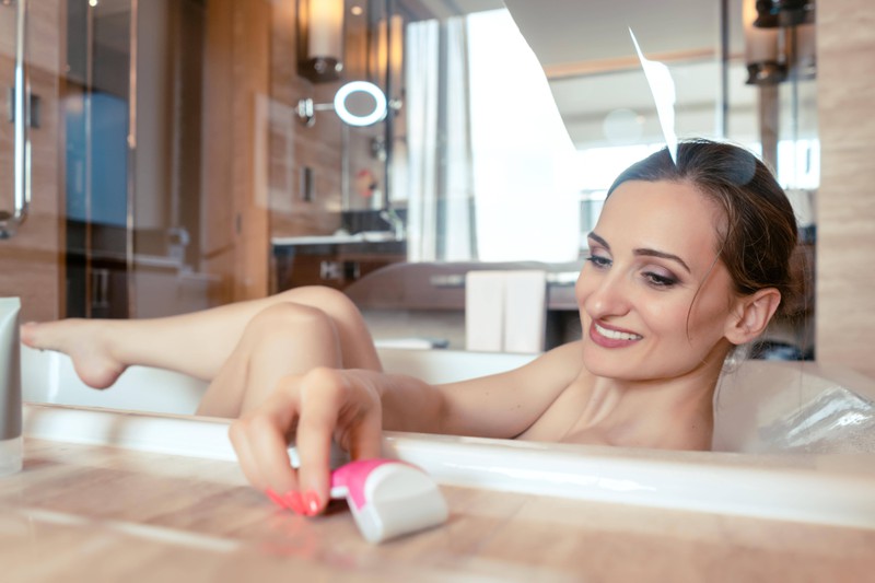 Viele Frauen denken gar nicht darüber nach, dass der Rasierer in der Dusche in einem viel zu feuchten Milieu lagert