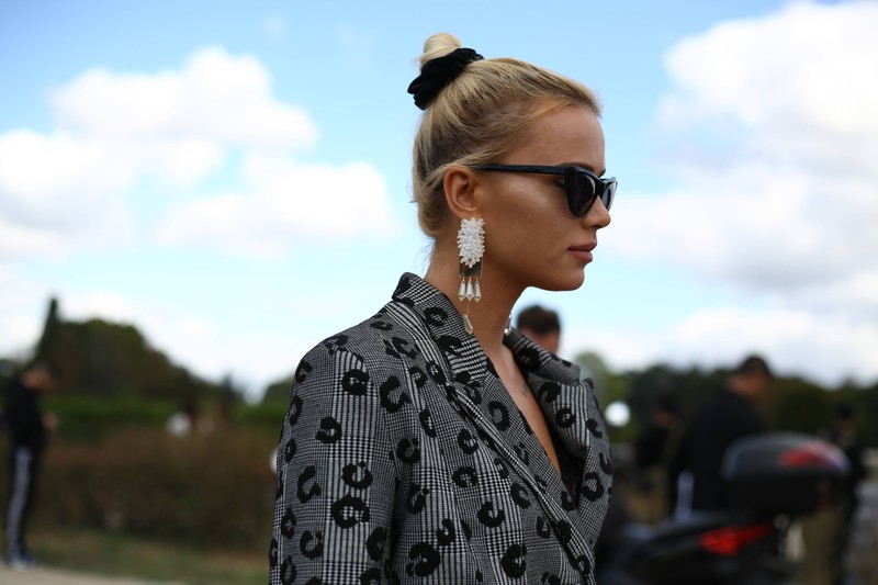 Julia Kuczynska trägt einen Trend der 90er, einen Scrunchie