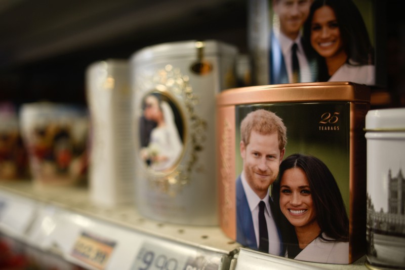 Man erkennt Merchandise von Meghan und Harry, die jegliche Businesspläne nun mit der Queen und der Regierung absprechen müssen