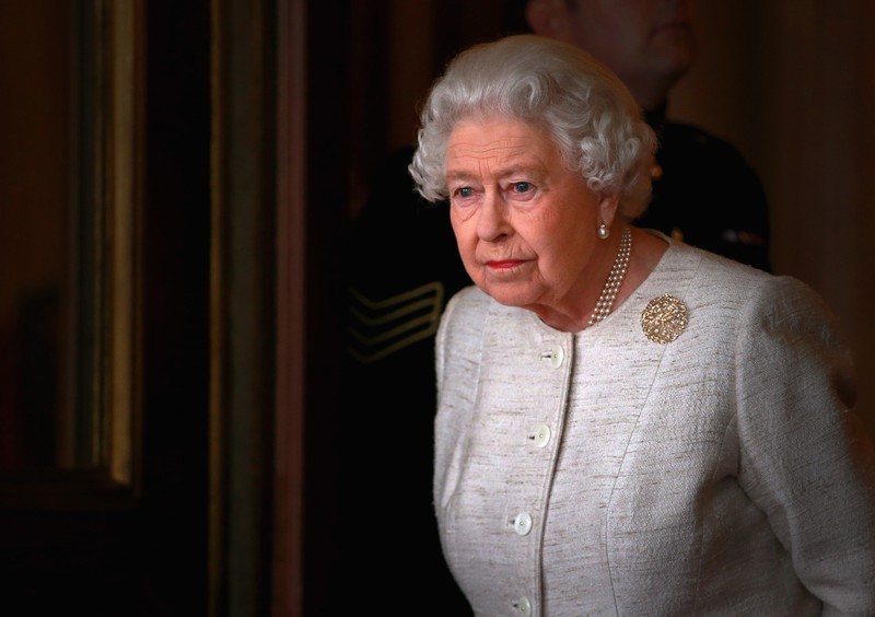 Man sieht die Queen die ein Gesetz zum Schutz des Namens Royals und ihres geistigen Eigentums erlassen hat