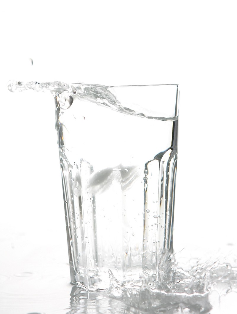 Wasser trinken kann helfen, das Gesicht schlanker zu machen