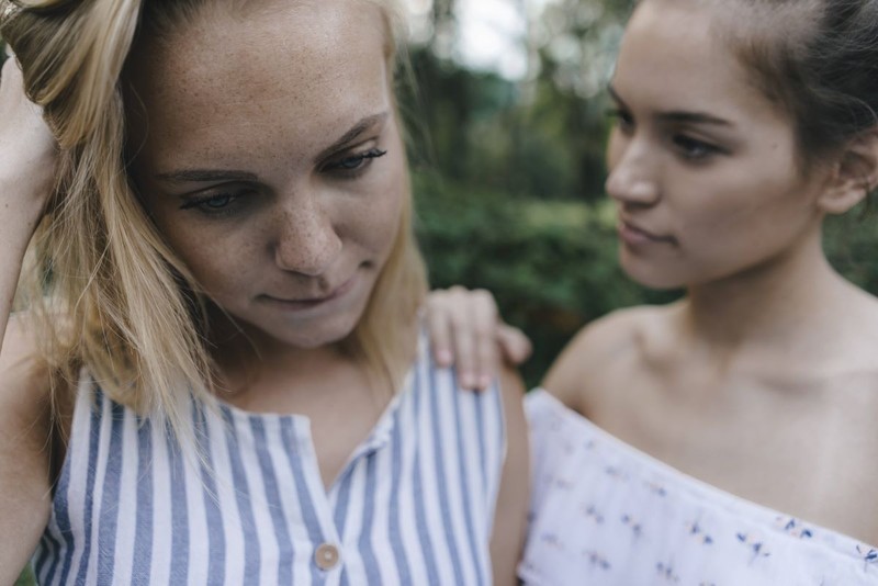 Wenn man Liebeskummer hat, sollte man die beste Freundin an seiner Seite haben. Vor allem, um deine Wut oder Trauer über deinen Ex rauszulassen.