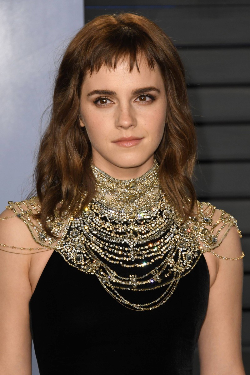 Emma Watson trägt den selbstbewussten Haar-Trend Short Bangs.