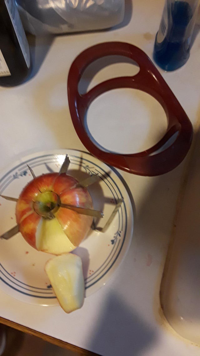 Das Apfelschneidegerät ist beim Schneiden zerbrochen