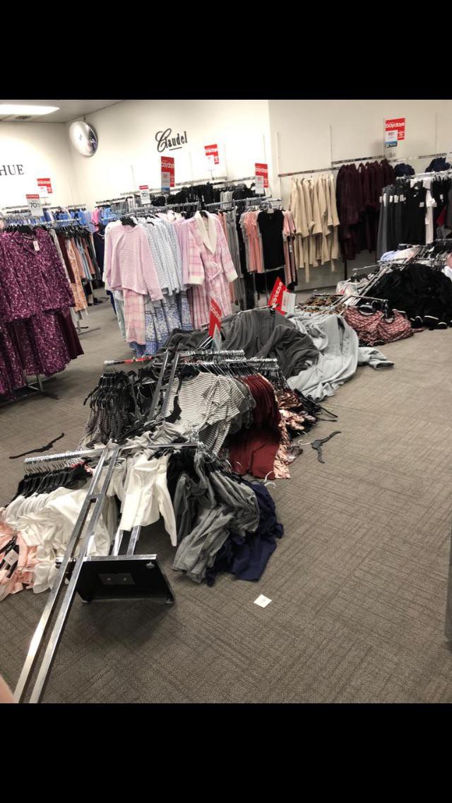 Die Kleiderstangen im Laden sind alle umgekippt