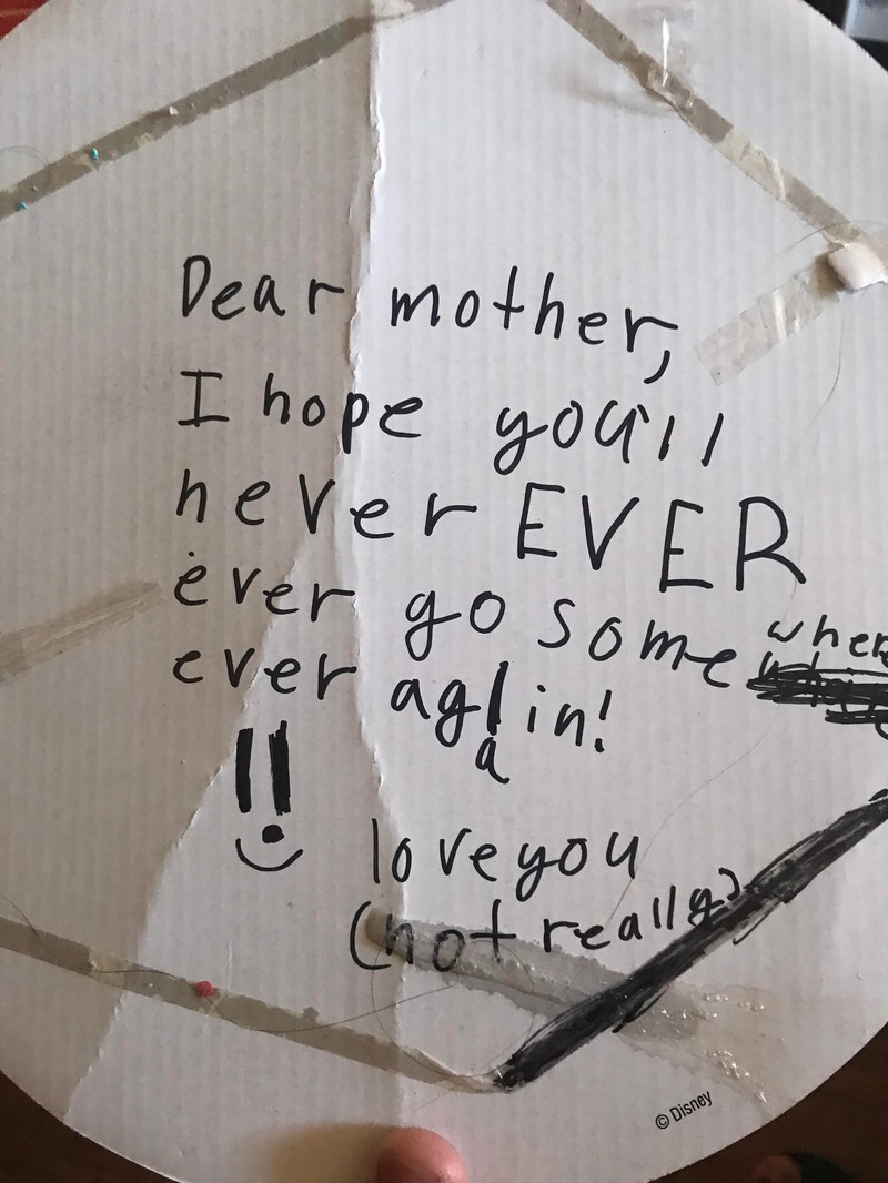 Die Mutter hat einen gemeinen Brief von ihrem Kind bekommen