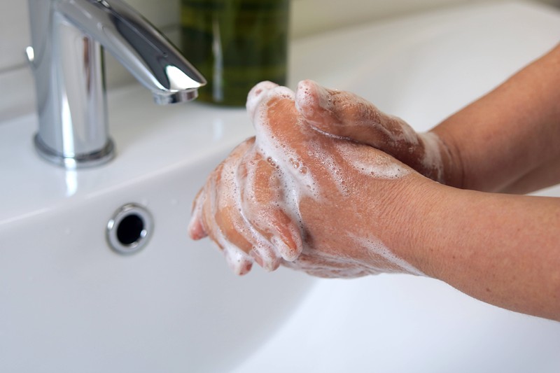 Sich die Hände ausgiebig und regelmäßig zu waschen, ist laut vieler Mediziner deutlich sicherer als die Verwendung von Gummihandschuhen.