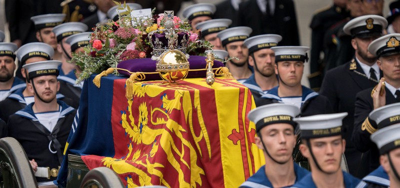 Der Sarg von Queen Elizabeth beim Trauergottesdienst am 19.09.2022.