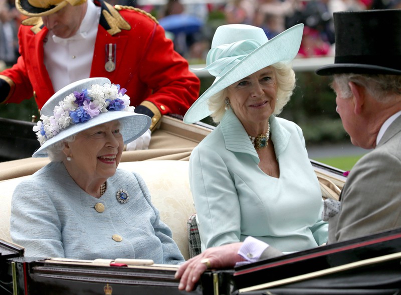 Queen Elizabeth an der Seite von Camilla.
