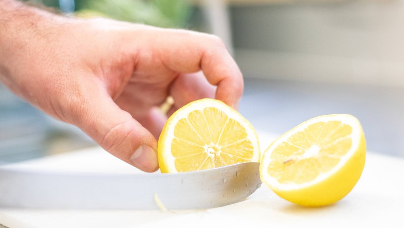 Falls man nicht die richtigen Zutaten im Supermarkt kaufen kann, bleiben einem noch die Zitronen mit Natron.