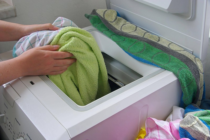 Zum Schutz vor Viren kann man noch Desinfektionsmittel in die Waschmaschine hinzugeben.