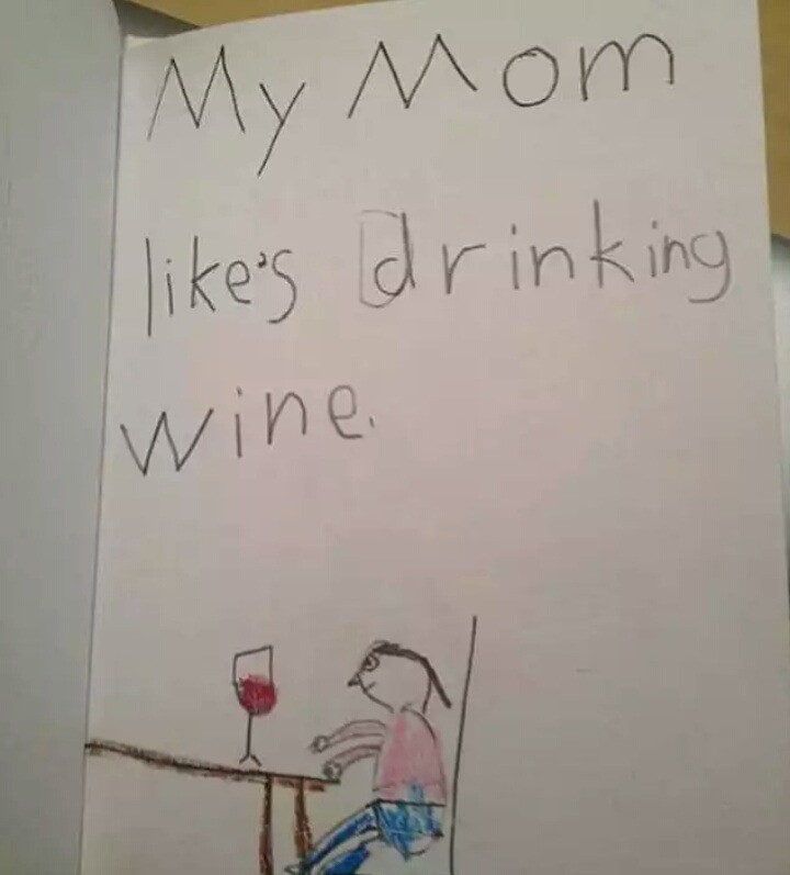 Auf der Zeichnung trinkt die Mutter Wein