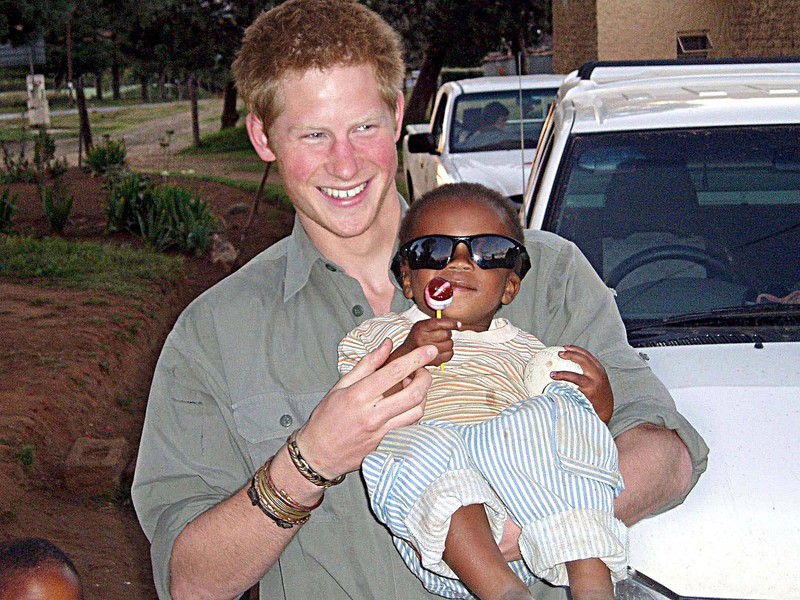 Prinz Harry trug das bekannte Armband bereits im Jahr 2006 auf seiner Afrikareise. Und auch bei seiner eigenen Hochzeit