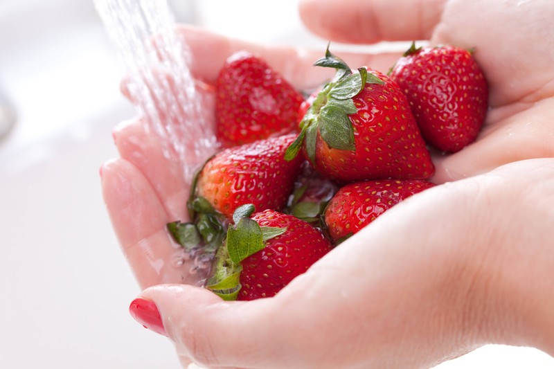 Erdbeeren sollte man vor dem Verzehr unbedingt waschen.