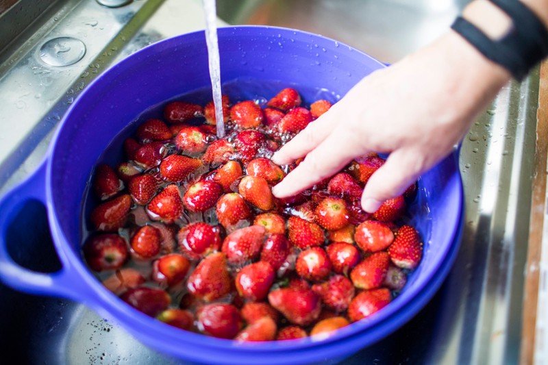 Wenn man die Erdbeeren mit Salzwasser wäscht, hat man keine Probleme mehr mit Würmern oder Larven (also natürlich nur bezogen auf die Erdbeeren).