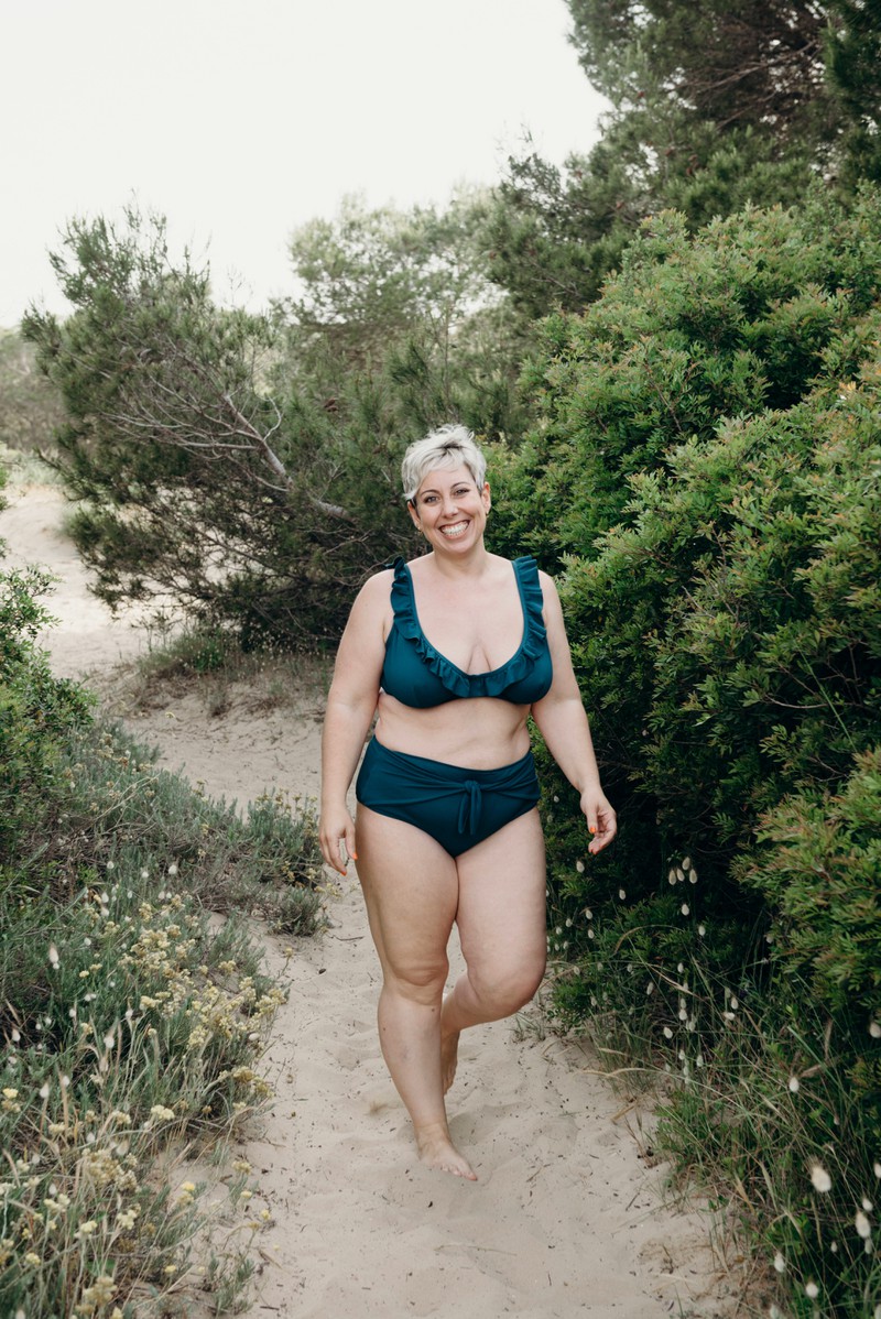 Eine kurvige Frau trägt einen Bikini, der ihren Bauch schlanker macht