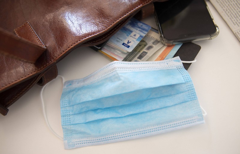 Ungeschützt in einer Tasche ist der Mundschutz sehr vielen Keimen und Bakterien ausgesetzt.