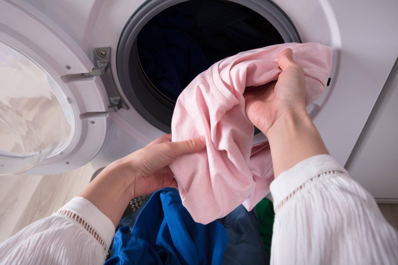 In der Waschmaschine können auch Löcher in den T-Shirts entstehen.