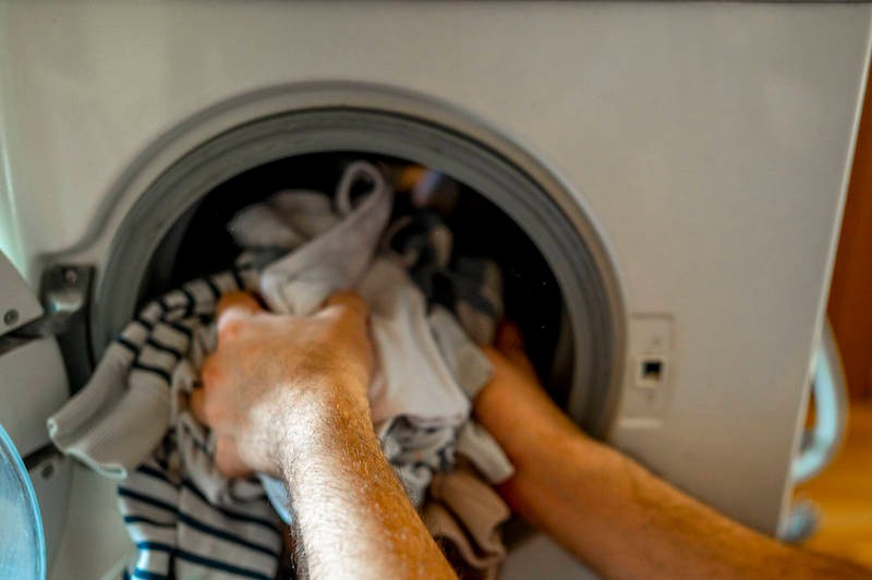 Reißverschlüsse und Metallteile sollten nicht mit T-shirts gewaschen werden.