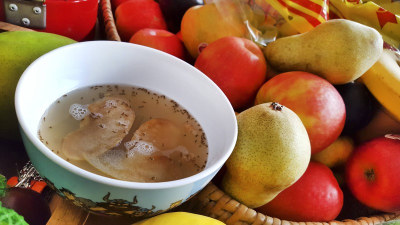 Obstfliegen kann man auch mit Apfelessig austricksen.