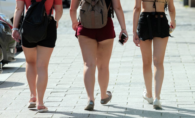 Geschwollene Beine sind häufig im Sommer ein absolutes Leidensthema für viele Frauen.