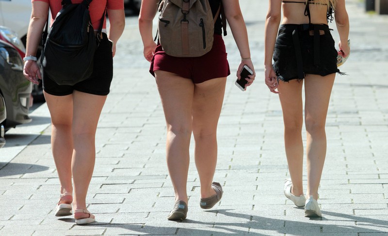 Geschwollene Beine sind häufig im Sommer ein absolutes Leidensthema für viele Frauen.