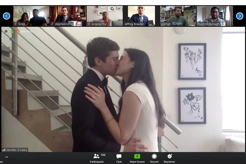 Ein Brautpaar, das virtuell heiratete und zwar über eine Zoom-Konferenz