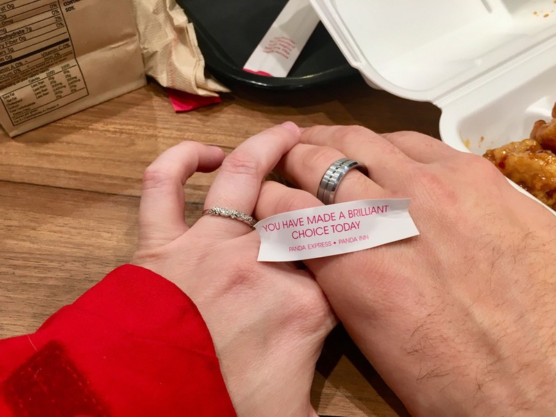 Ein frisch vermähltes Paar, das eine Botschaft im Glückskeks fand, die ihre Entscheidung zu heiraten unterstützt