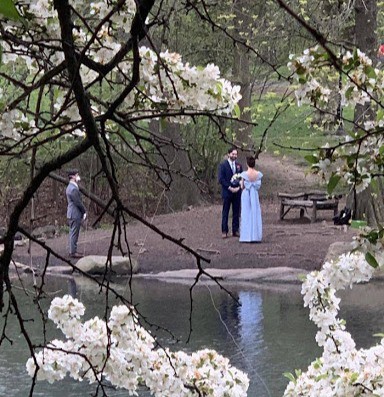 Ein Paar, das ihre Hochzeit und die Trauung in den Park verlegt hat