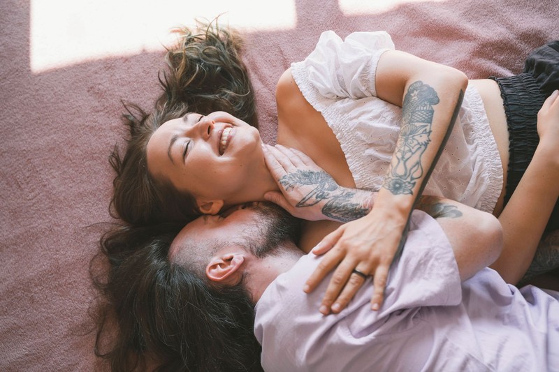Wenn er immer noch mit dir flirtet, obwohl ihr euch schon lange kennt, wird er dich nicht so schnell wieder gehen lassen.