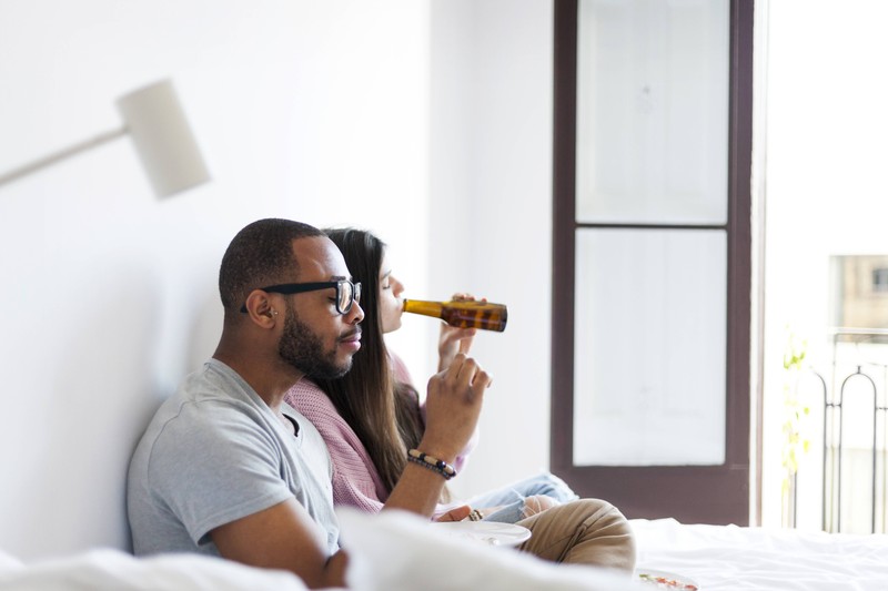 Viele trinken im Sommer ein Bier vor dem Schlafengehen, was ein Hygienefehler ist.
