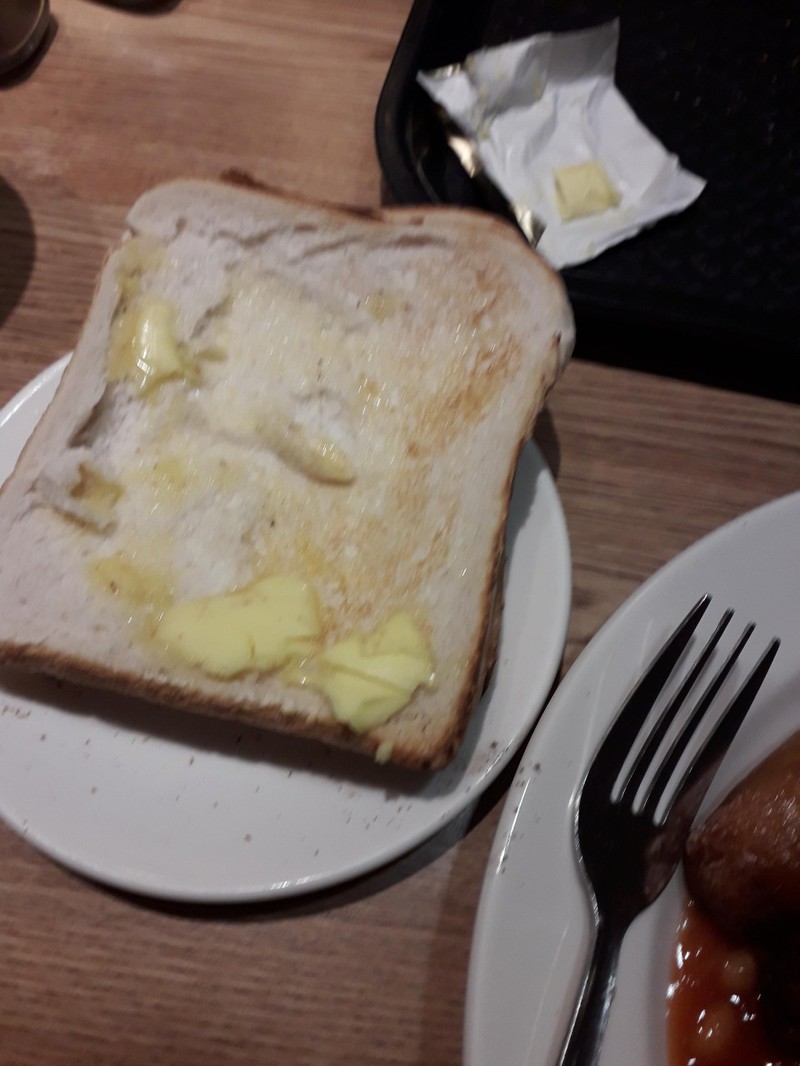 Die User auf Reddit verspotteten den Mann, der das Foto seines Toasts mit Butter postete