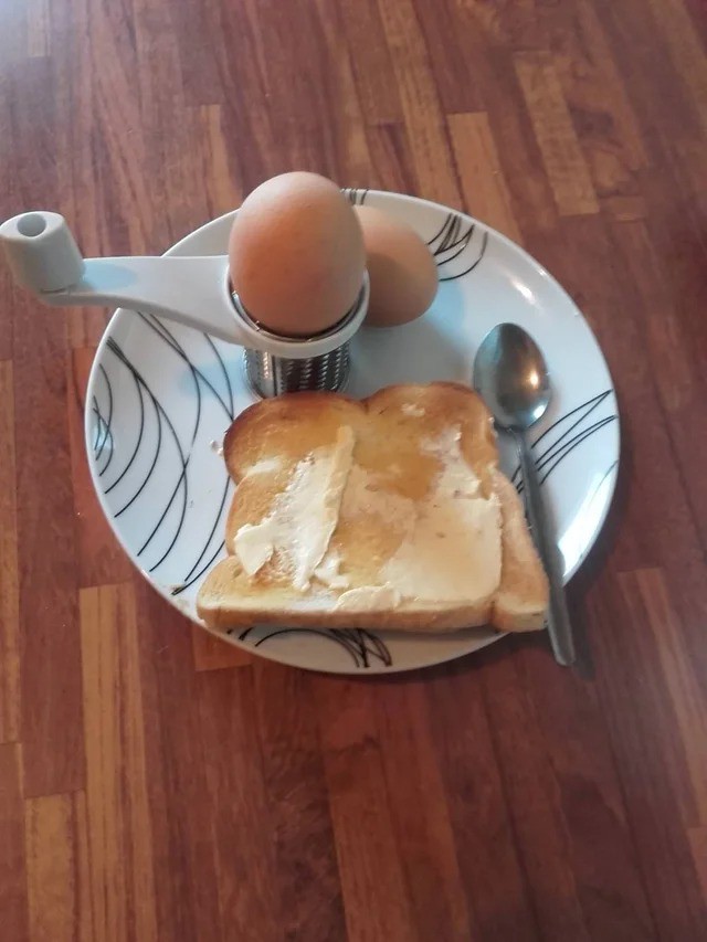 Ein Foto eines Eierbechers und eines Frühstücks mit Buttertoast, was die Reddit-Community wütend machte