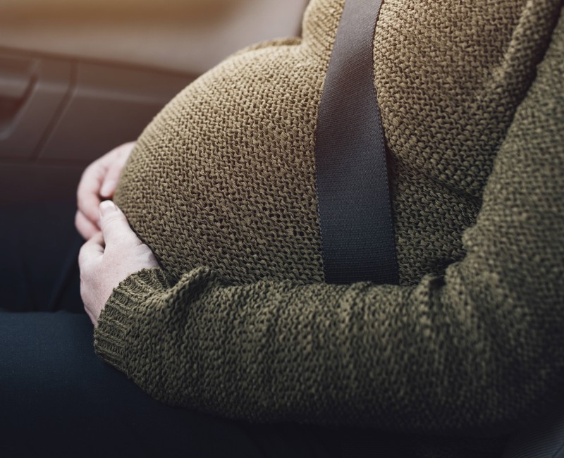 Hochschwanger setzt sich Susan ins Auto und möchte es nur noch zum Geburtshaus schaffen.