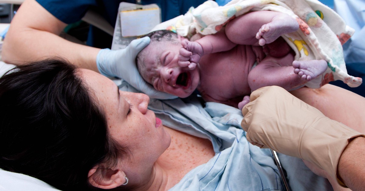 Emotionale Geburt: Frau bringt Baby auf dem Parkplatz zur Welt