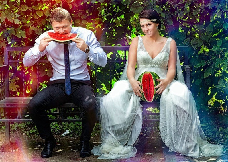 Das Hochzeitspaar hat eine Melone in der Hand