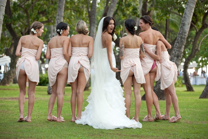 Die Kleider der Brautjungfern stecken fest.