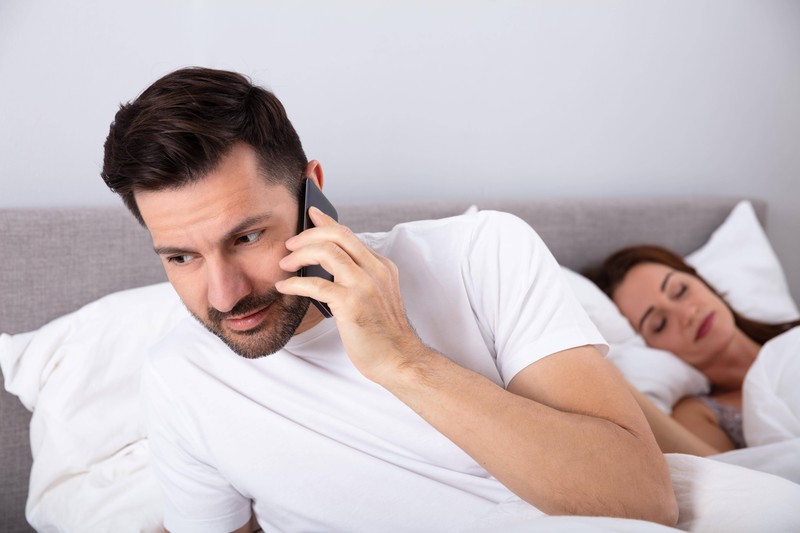 Für besonders attraktive Frauen kann ihre Schönheit manchmal zum Problem in der Beziehung werden.