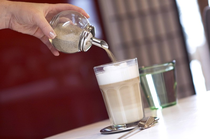 In den fertigen Kaffeegetränken ist häufig sehr viel Zucker enthalten, sodass du besser auf sie verzichtest.
