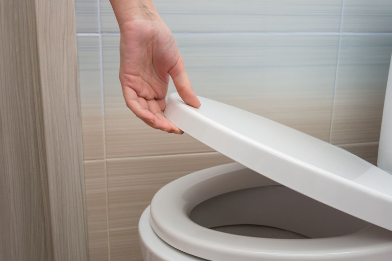 Aus Hygienegründen empfiehlt es sich, den Toilettendeckel schon zu schließen, bevor du spülst.